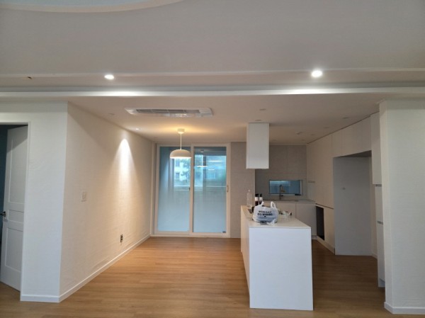 탁 트인 개방형 주방 및 다이닝