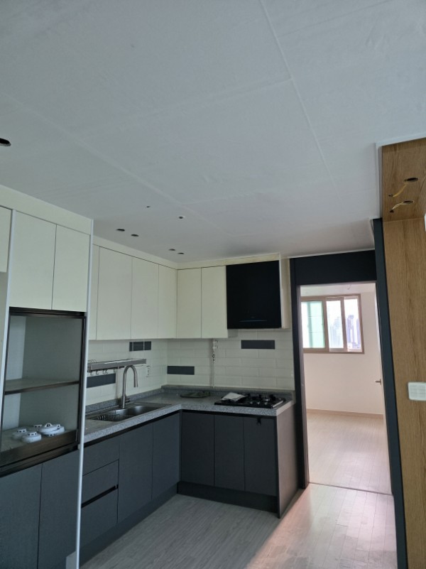 모던 투톤 주방 인테리어