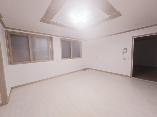 따뜻한 베이지 몰딩 마감